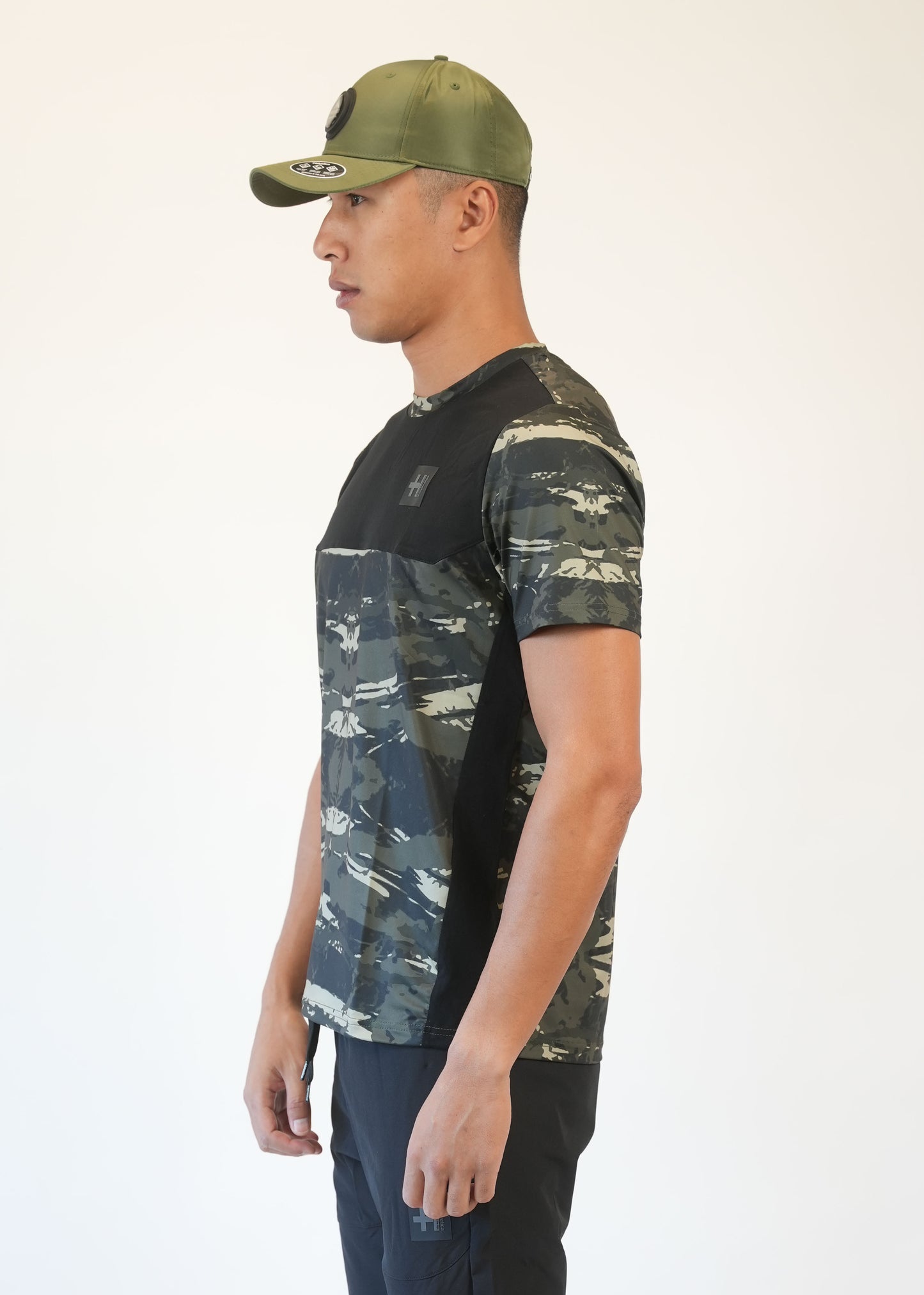 T-SHIRT HELVETICA - KYLE KAKI