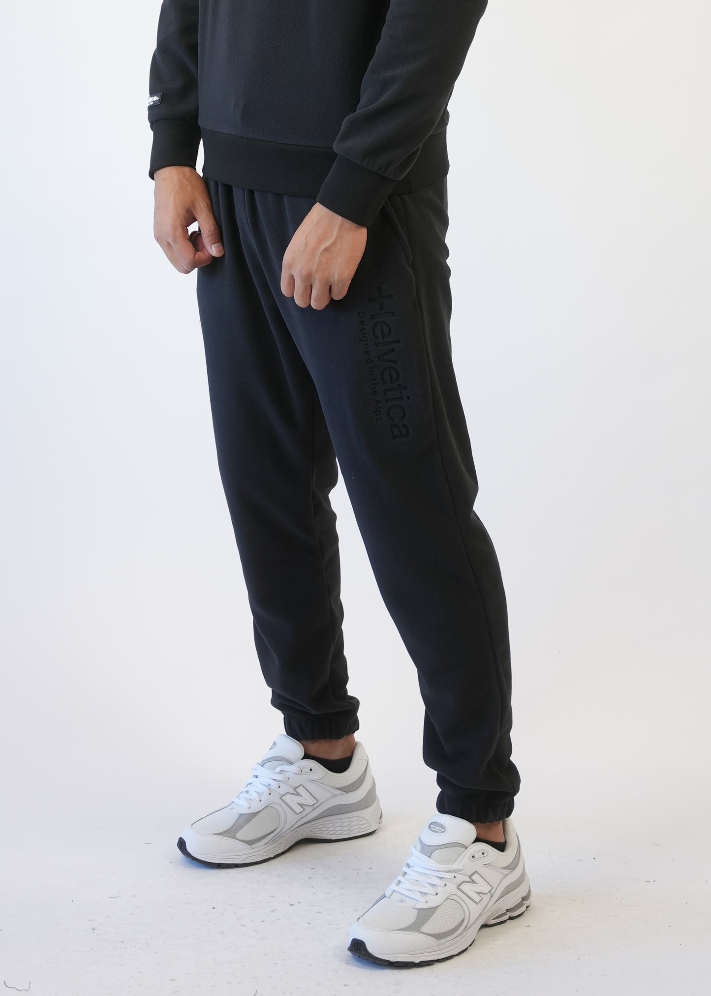 Helvetica 17 POLAR BLACK