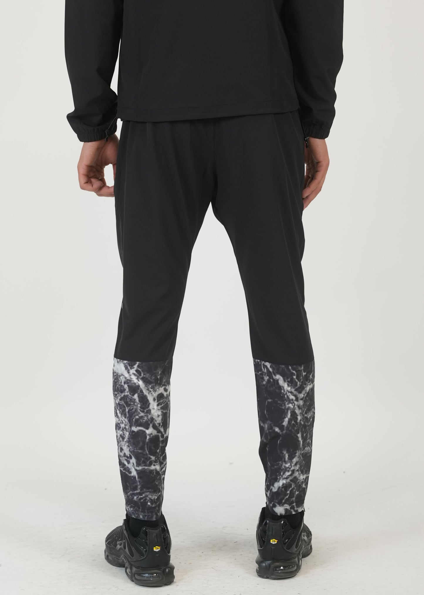 HELVETICA VALBERG 16 B BLACK