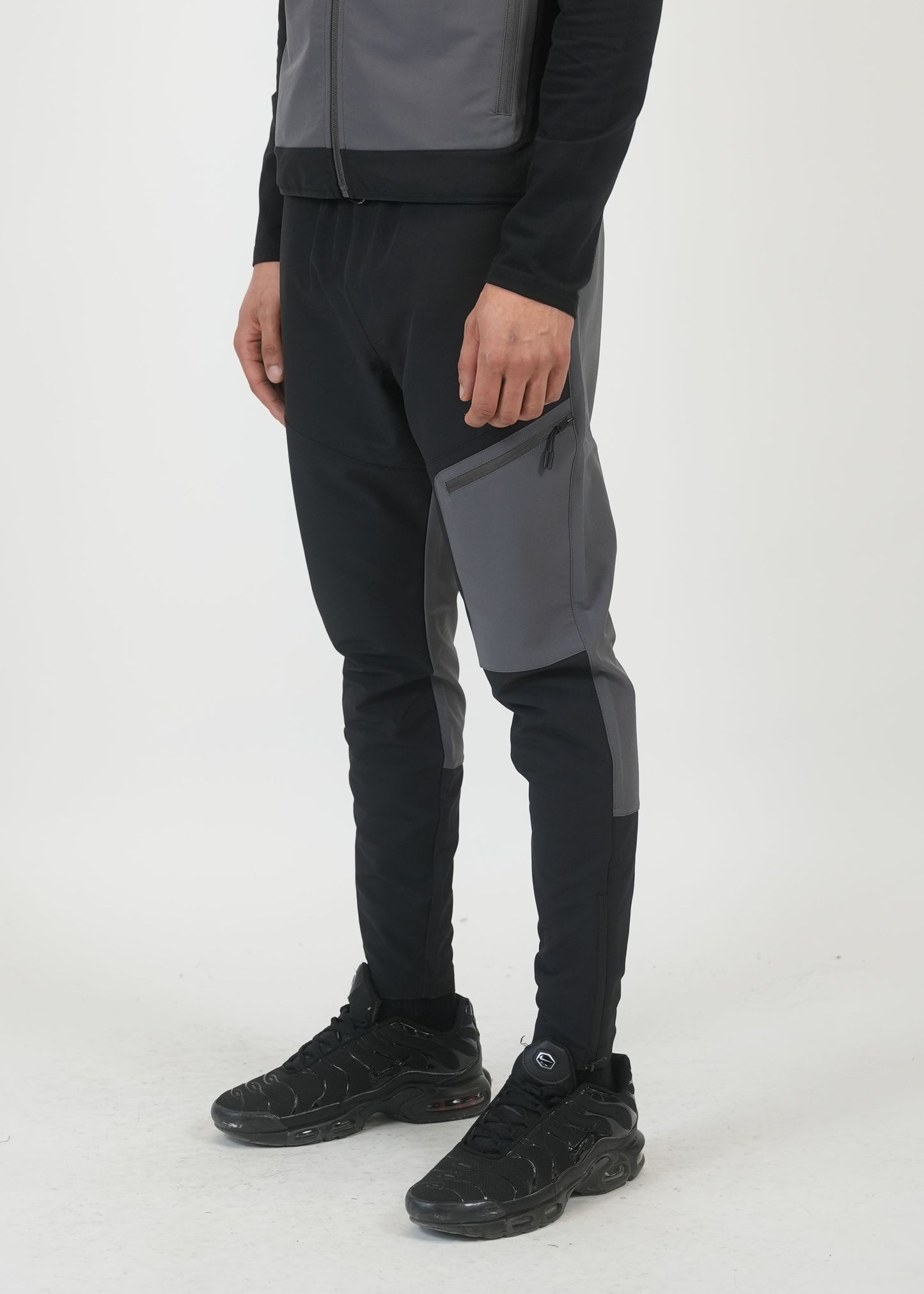 HELVETICA NOAH 17 BLACK DARK GREY