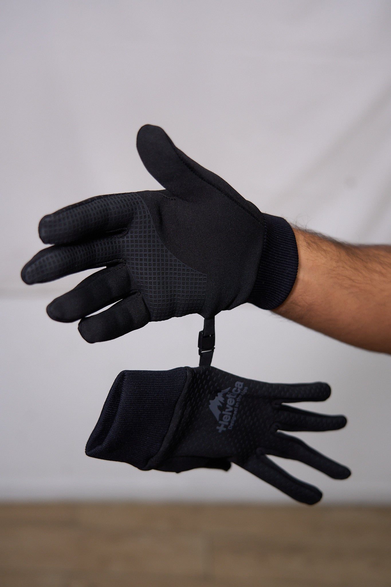 HELVETICA GANTS BLACK