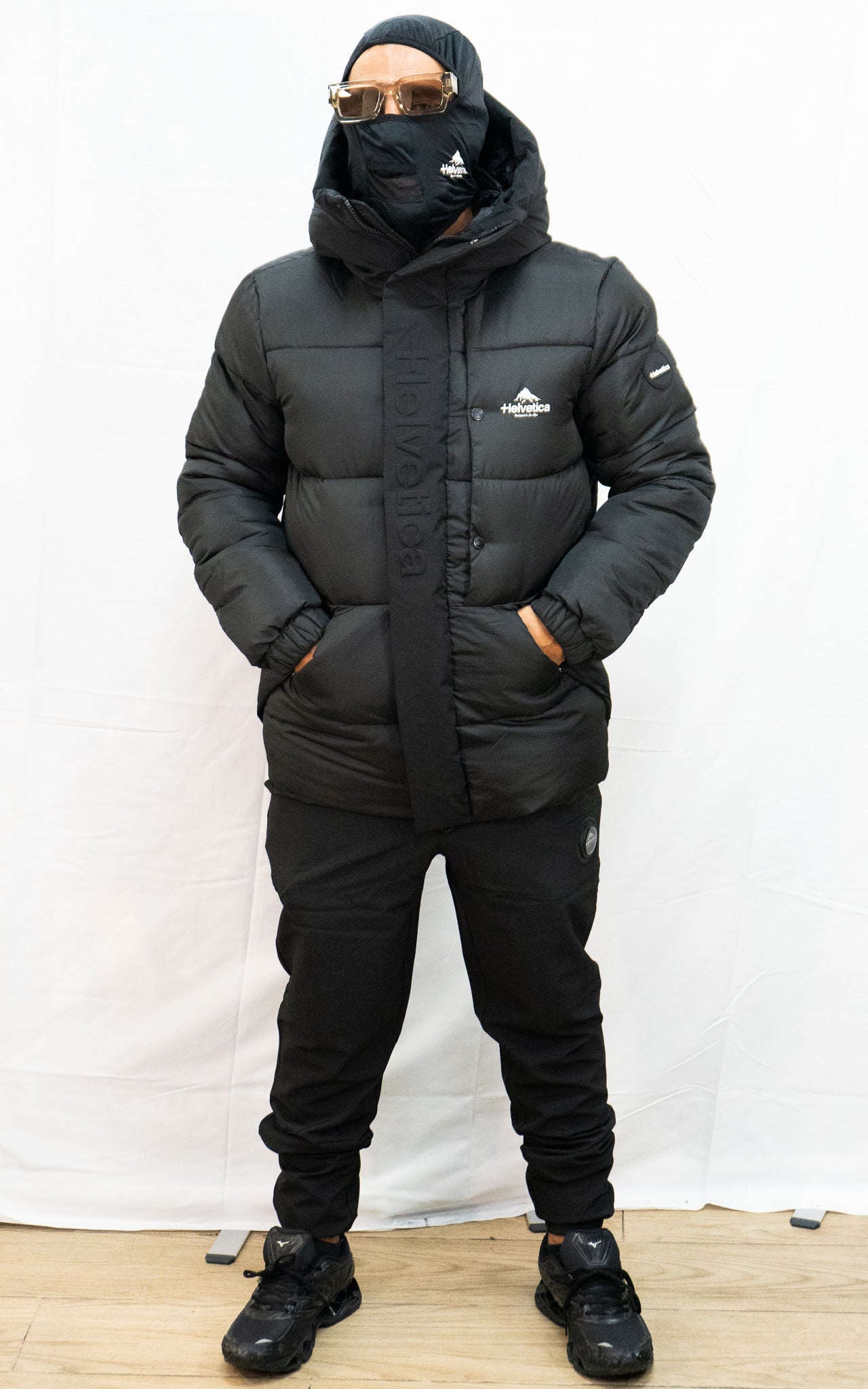 HELVETICA BARNES NOIR