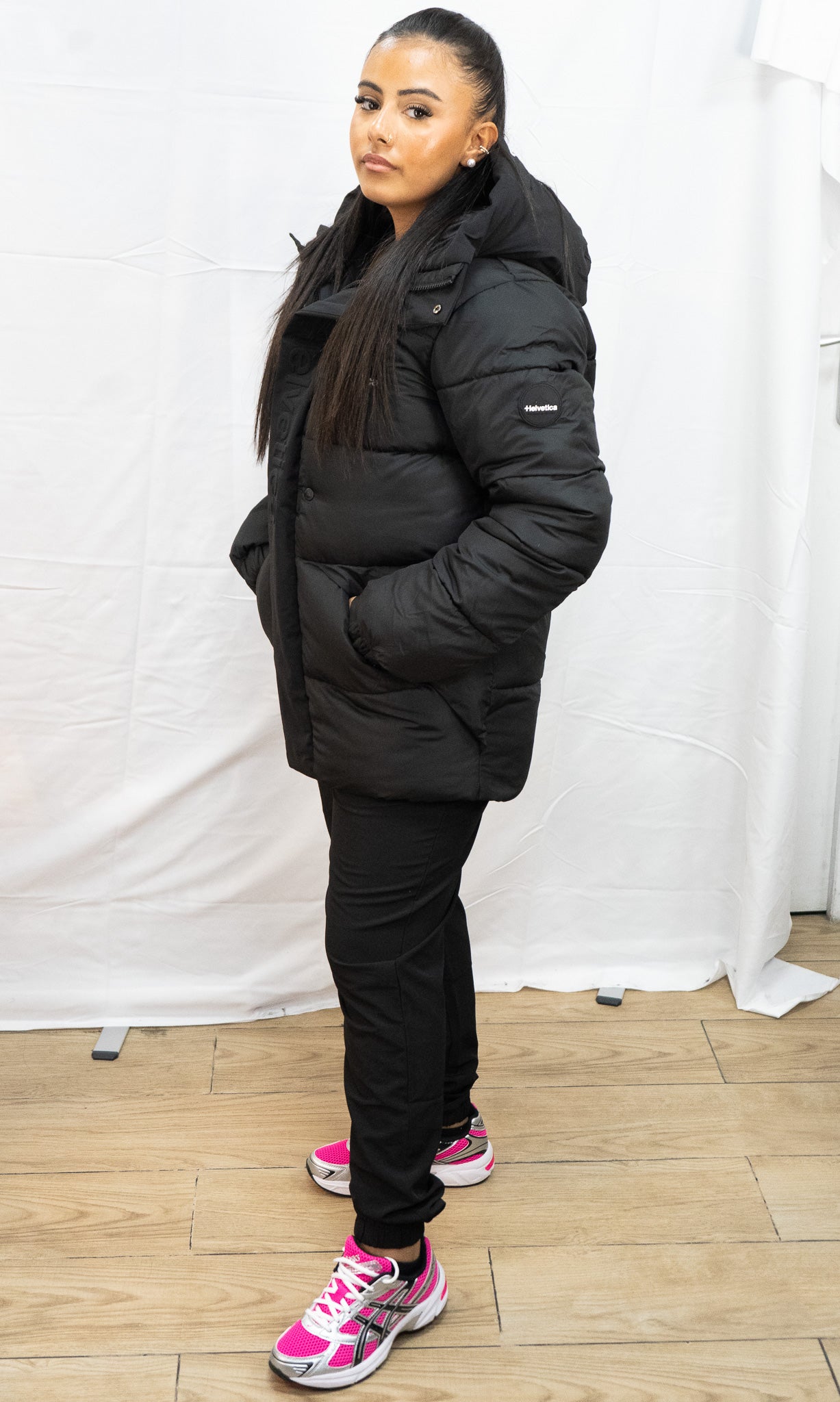 HELVETICA BARNES NOIR