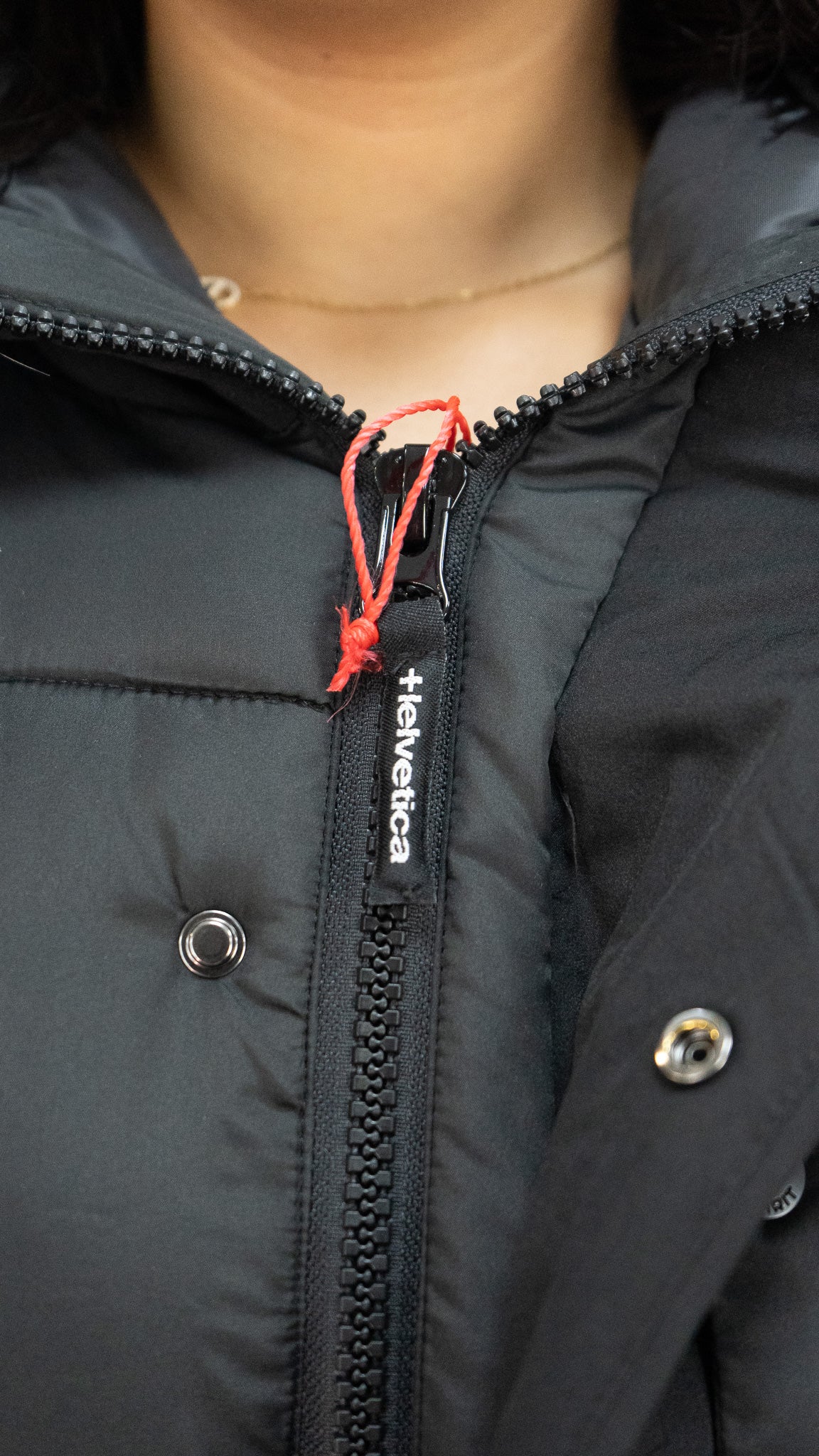 HELVETICA BARNES NOIR