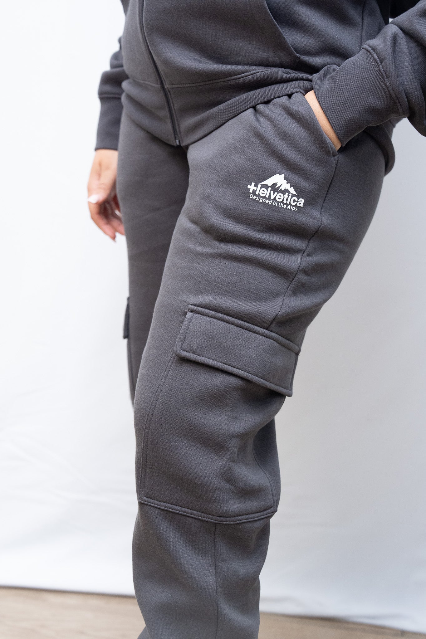 HELVETICA JOGGING CARGO GRIS FONCE