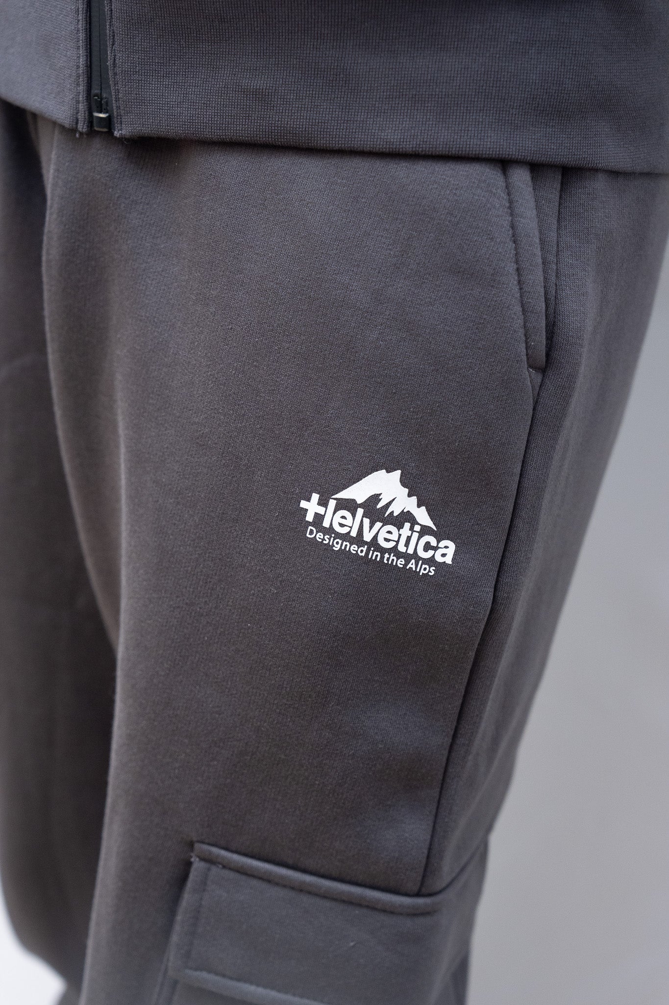 HELVETICA JOGGING CARGO GRIS FONCE