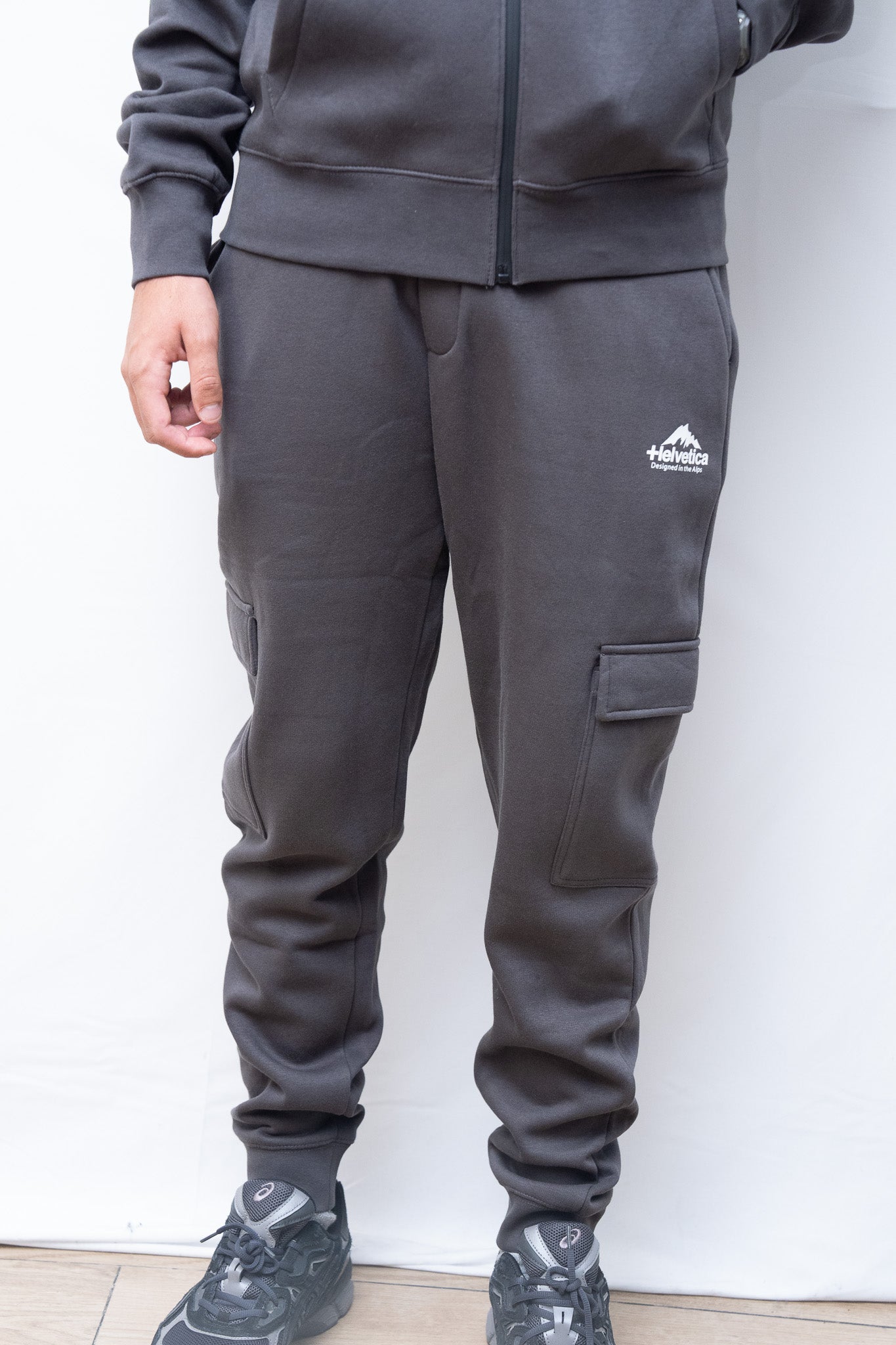 HELVETICA JOGGING CARGO GRIS FONCE