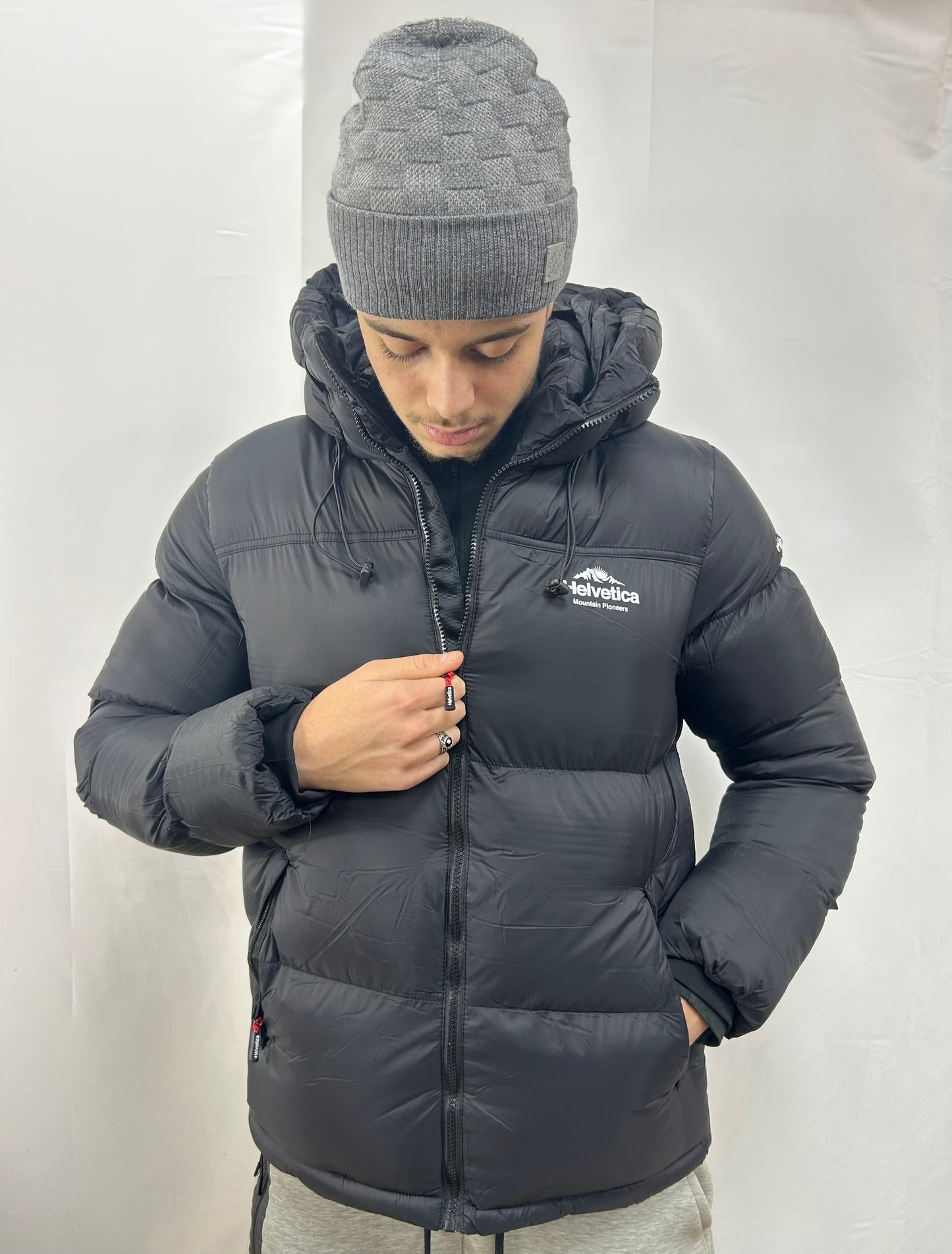 HELVETICA ROBIN NOIR