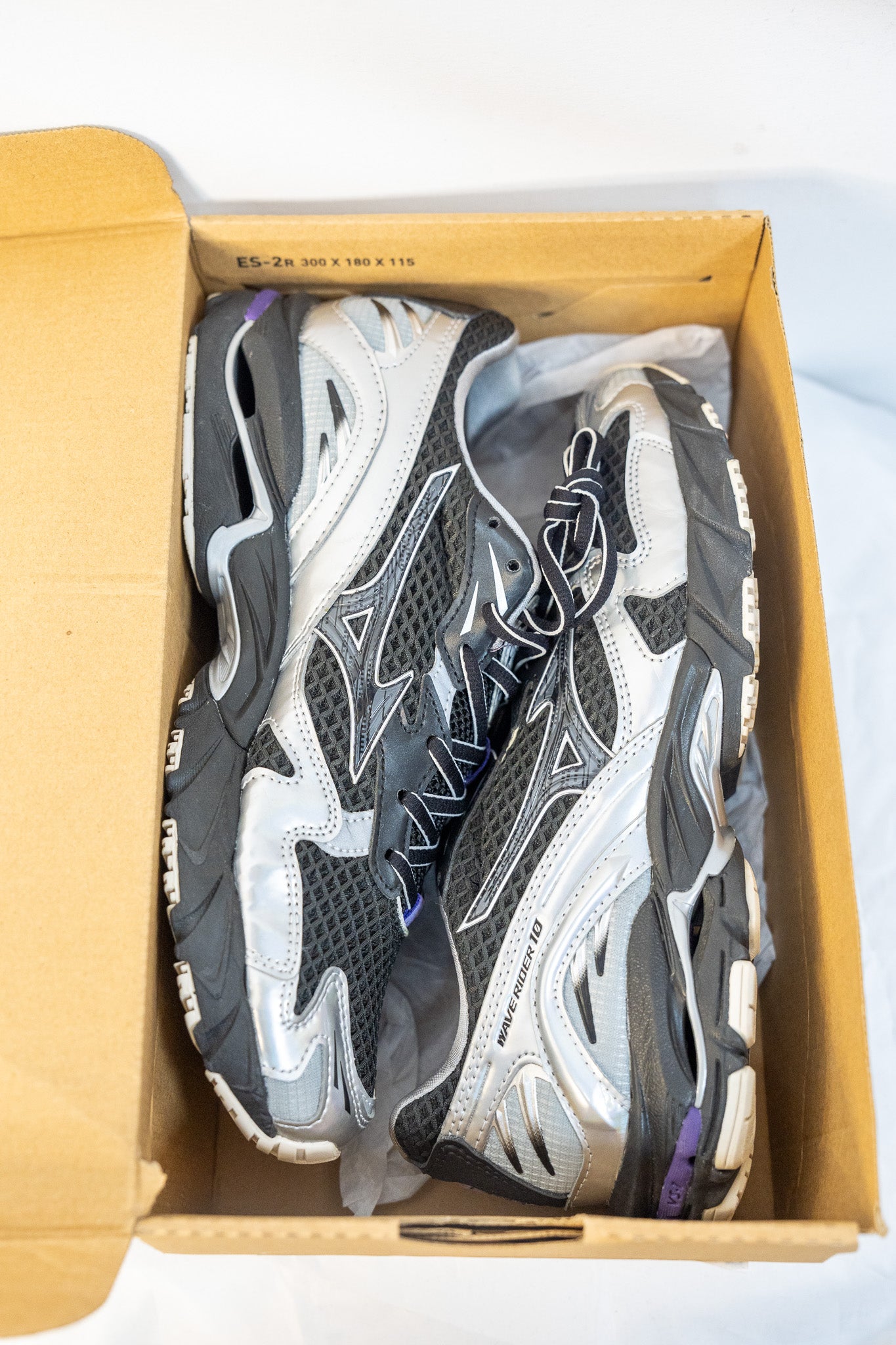 BASKETS MIZUNO WAVE RIDER GRIS-NOIR